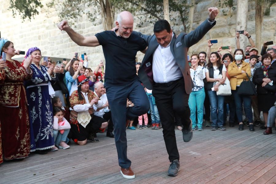 Yunanistan eski Başbakanı Papandreou sirtakiyi bırakıp, Başkan Aras’la zeybek oynadı